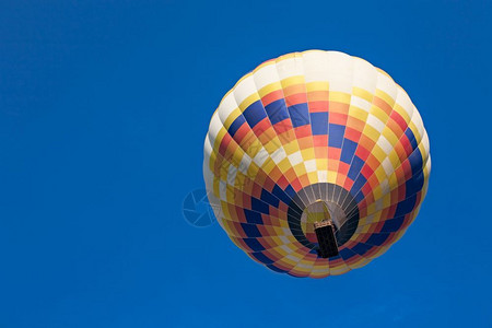 蓝色天空中的彩色热气球图片