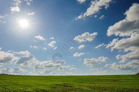 美丽的绿地景观有云和太阳绿地云乡村的光束爬坡道图片