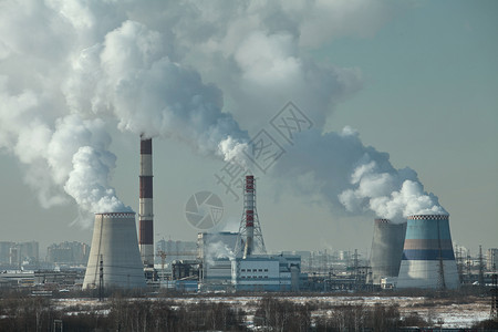 烟囱中烟气天空塔化学城市烟气和蒸汽中的空背景