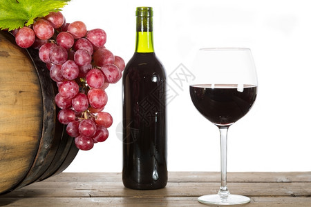 觯一杯红酒加些葡萄和橡木桶美食迷宫图片