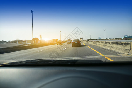 新的高速公路上驾驶汽车旅行城市图片