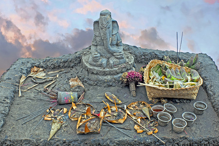 雕塑印度尼西亚爪哇岛的布罗莫火山顶部的甘尼萨勋爵奉献精神图片