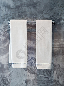 浴室挂毛巾奢华器具白色的两条干净白毛巾挂在衣架上背景
