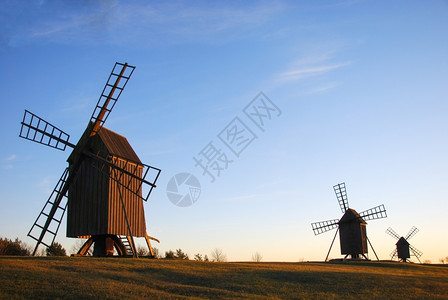 暮古老的木制风车在瑞典群岛奥兰太阳和风一连排北欧的技术图片