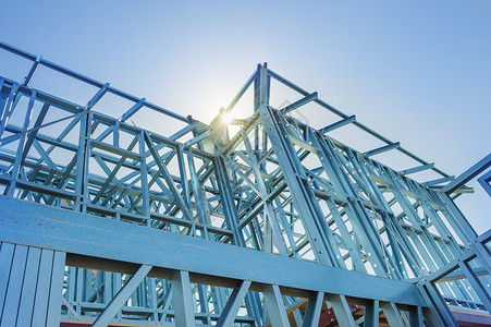 正在建造中的新住宅使用钢架对着阳光的天空屋交易地点图片素材