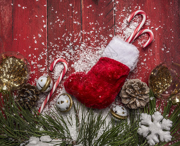 木头装饰风格制的圣诞节背景有糖果松树枝和圣诞雪花和红木生锈背景的雪紧贴在最接近的顶层视图上季节高清图片素材