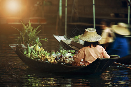 水上漂浮的人沙多克女风景优美水果卖家帆船在dumneon沙都水上市场叻丕府泰国背景