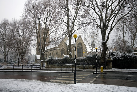 下雪的街道圣玛丽教堂和相邻的兰贝斯宫路伦敦英格兰在寒冷下雪温特斯柯克日天背景