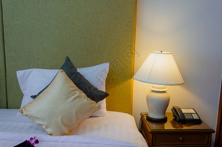 舒适白色的休息现代卧室床铺枕头和灯具图片