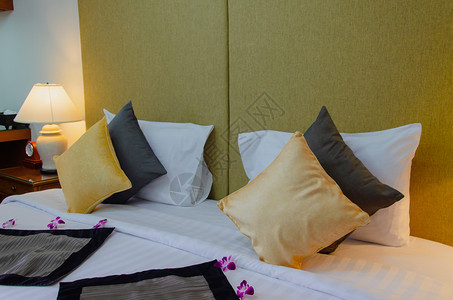 现代卧室的床铺枕头和灯具家睡觉休息图片