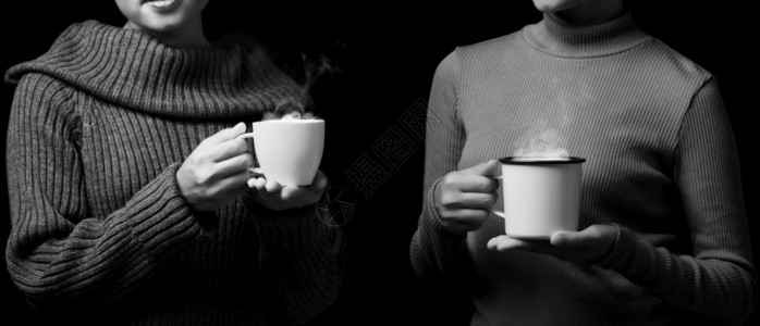 白色的手妇女加入咖啡饮料黑白照片过滤器咖啡因图片
