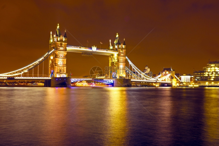夜间在英国的伦敦桥游客美丽的暮图片