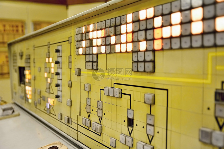 照片熔炼厂控制室用许多按钮的旧式控制板关闭镜头拍摄旧式控制板乐器老的图片