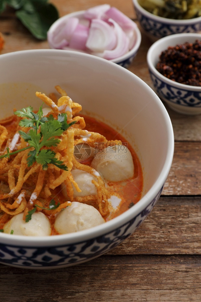 食物蔬菜当地北部泰国食品土鱼蛋面咖哩和木本肉丸图片