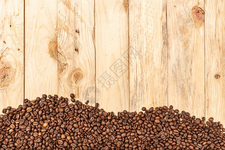 踌躇满志在木板上烤豆子咖啡墙纸背景空间复制版面有香味的酿造图片