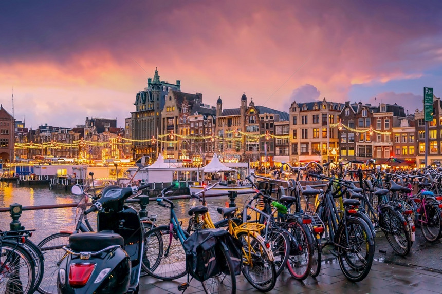 游客城市景观著名的阿姆斯特丹市下城天线日落时荷兰的城市风景图片