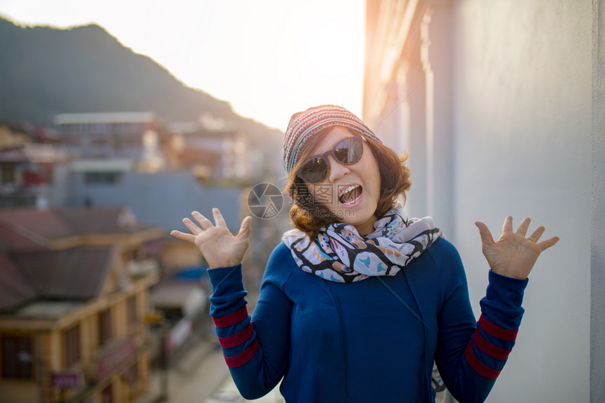 面对着旅行女幸福情绪和城市背景下的太阳升起身体吸引人的美丽图片