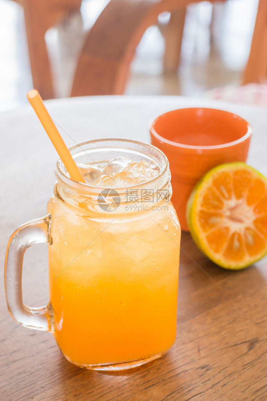 饮食木制的鲜橙汁在桌上供餐股票照片凉爽的图片