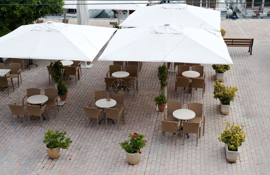 在人行道上空的餐馆配有大雨伞餐厅饮建造图片