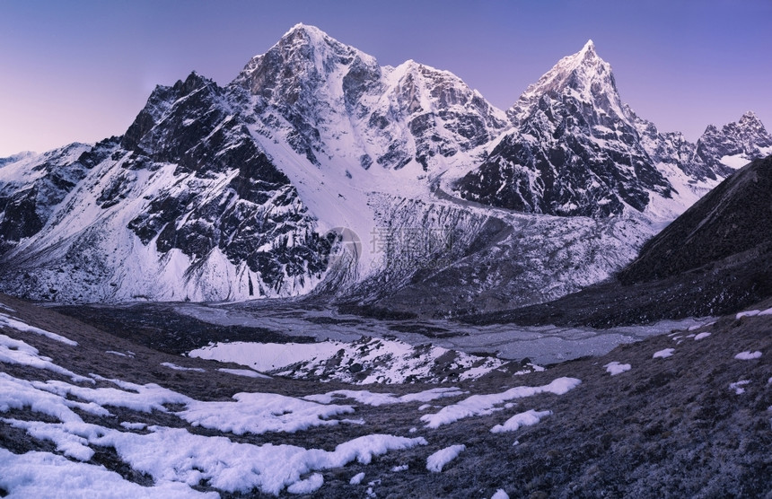高度太阳升起在喜马莱塔波奇山和乔拉茨峰喜马雅岩石图片