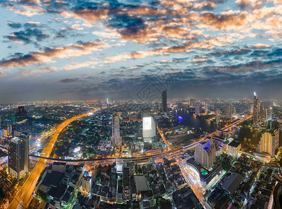 桥办公室天线泰国曼谷夜空中摩天大楼的景象图片