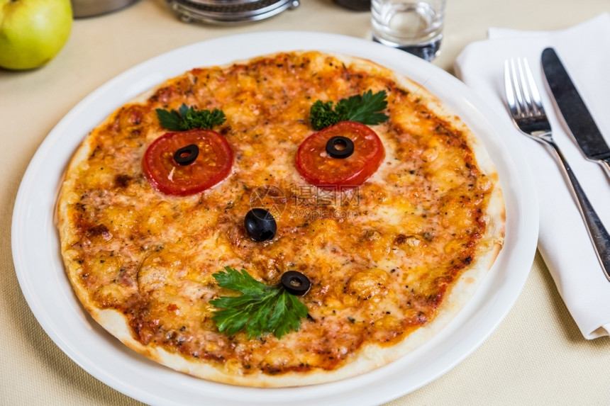 为儿童菜单提供餐盘面带的比萨圆形玻璃橄榄图片