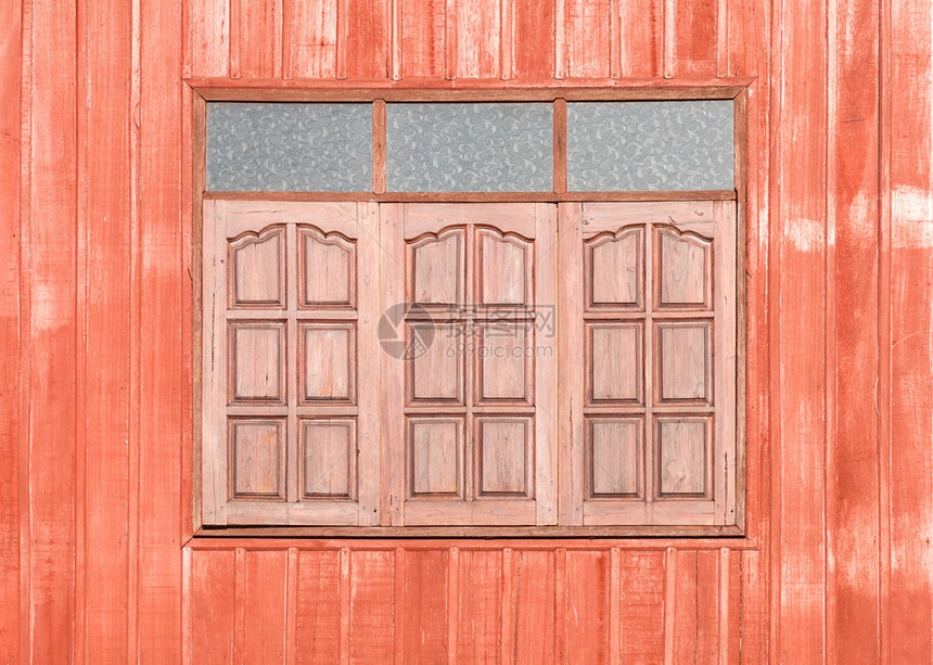 棕色的小屋外部农村房红木窗图片