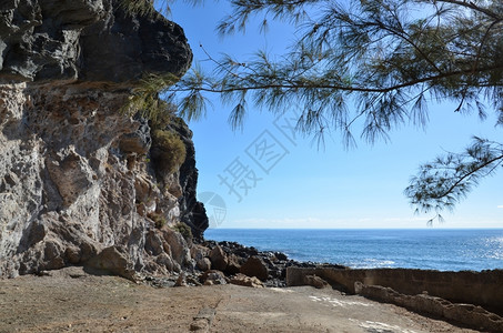 金丝雀岩石加那利群岛大西洋沿岸位于班牙圣奥古斯丁的蓝天悬崖和清水桑图片