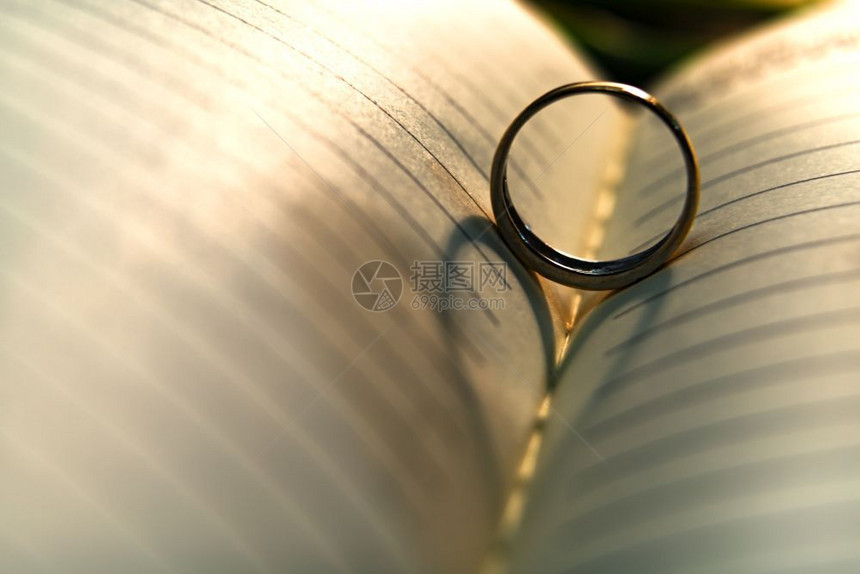 书页中的结婚戒指图片