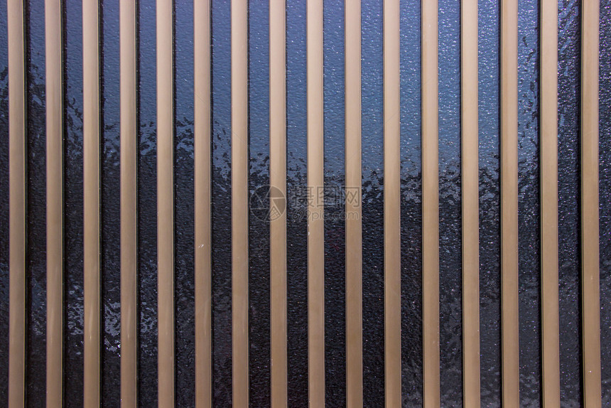 地面装饰风格底的棕色铝门棍和玻璃地板通风图片