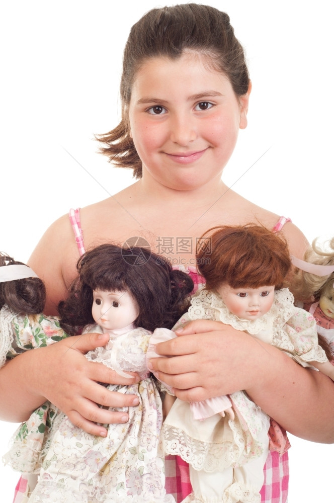 快乐的小女孩她最喜欢的洋娃孤立在白色背景上美丽童年爱图片