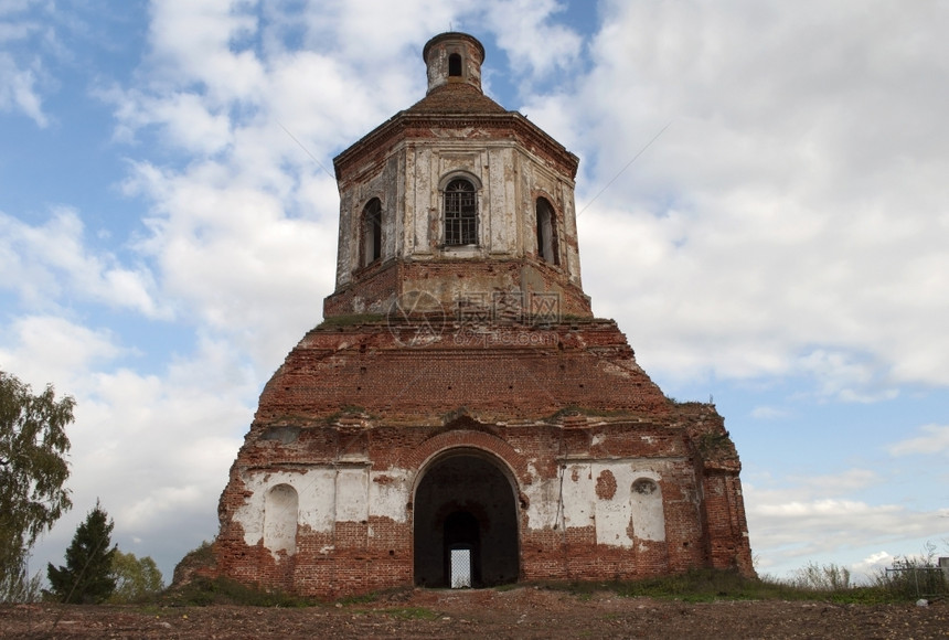 文化俄罗斯亚拉夫地区雅尔地区Gari村被毁坏的教堂夏天图片