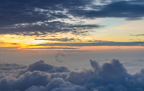 美丽的说谎丰富多彩清晨太阳升起光辉天空在大雾的海洋上背景图片