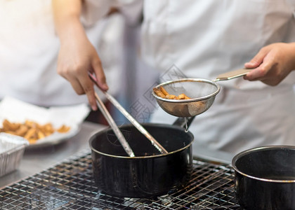 晚餐厨师在房煮薯条做美味的烹饪热法语图片