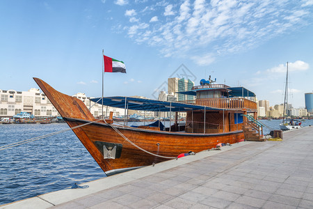 单桅帆船阿联酋UAEWooden船在阿联酋迪拜河对岸海码头背景图片