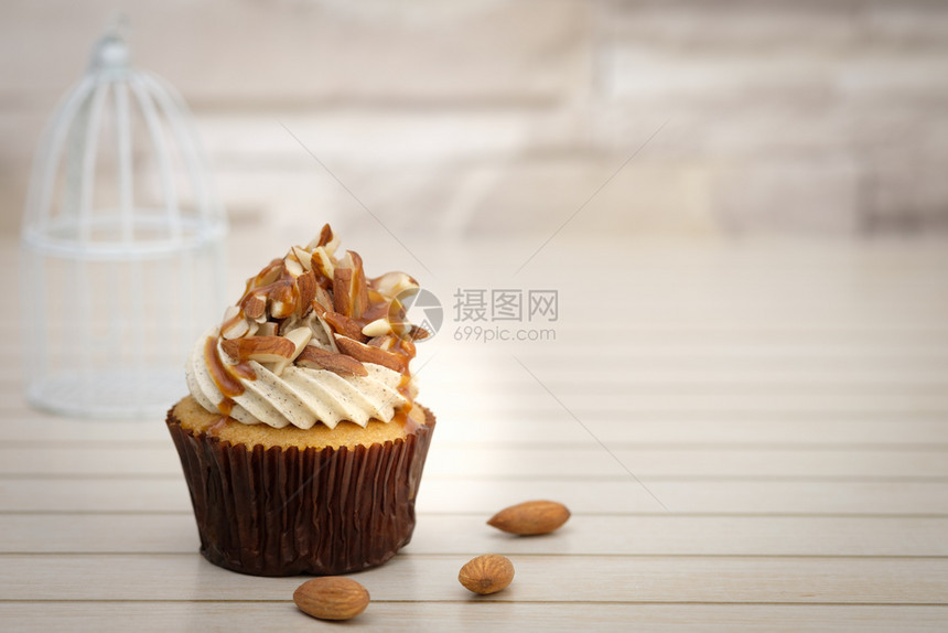 乡村纸杯蛋糕奶油Cupcake饼的装饰美极了光亮明AF点选择图片