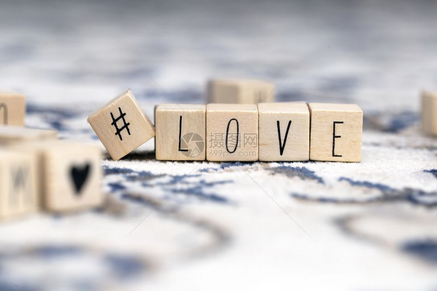 信息堵塞带有标签和爱一词社交媒体和情人节概念背景的木制立方体天图片