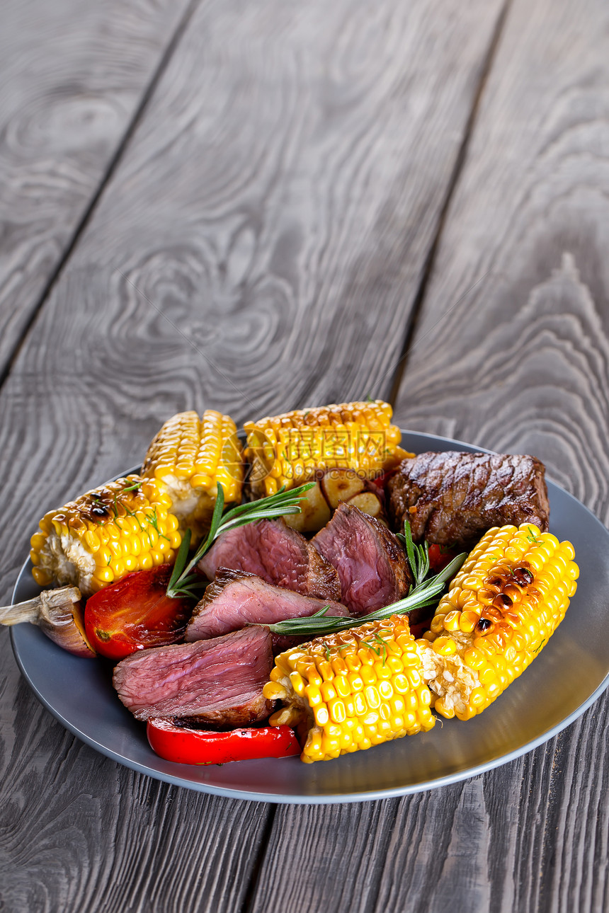 肉烧烤蓝泥盘配以轻炸牛排和玉米片天然传统食品的概念蓝泥盘配以轻炸牛排和玉米片一种图片