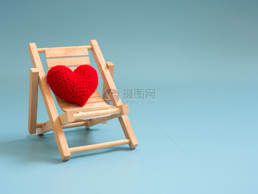 蓝屏幕背景孤立复制文本空间用于情人节爱概念和背景的文字空间在蓝屏背景上绘制的木沙滩椅上红色心甲板天空质地图片