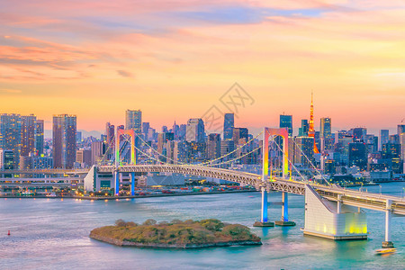 场景城市的日本落时与东京塔台和彩虹桥的东京天际线亚洲人图片