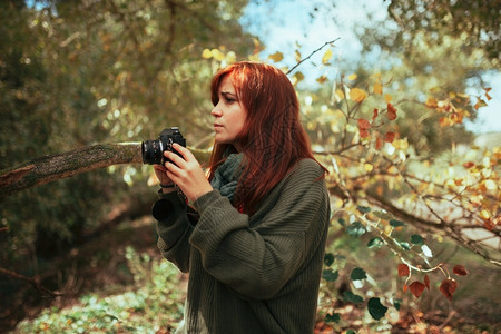 秋天森林里的摄影师服用高清图片素材