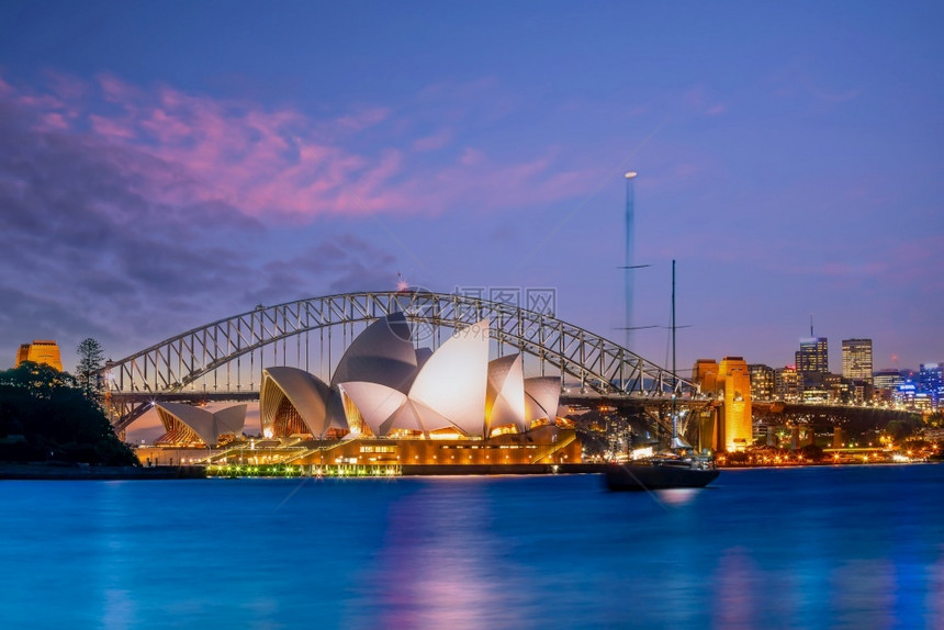 摩天大楼港口日落时澳洲悉尼市下山天线桥图片