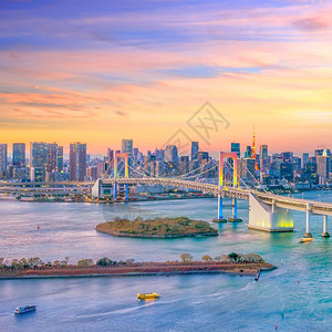 全景市中心日本落时与东京塔台和彩虹桥的东京天际线风景优美图片