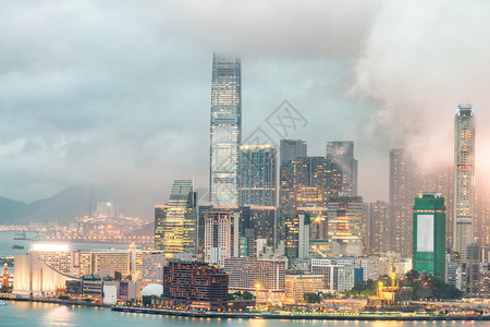 多雾路段城市的黑暗九龙摩天大楼夜空中线有水反射图片