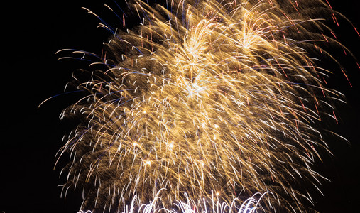 明亮的彩色烟花孤立的黑色背景新年庆典烟花展示天派对图片
