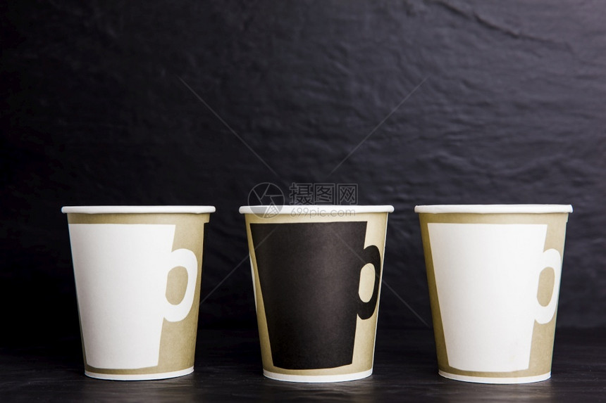 模拟三个咖啡杯商业的棕色卡布奇诺图片