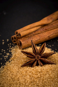 美食水晶甘蔗热带棕色糖背景的恒星anise褐色糖图片