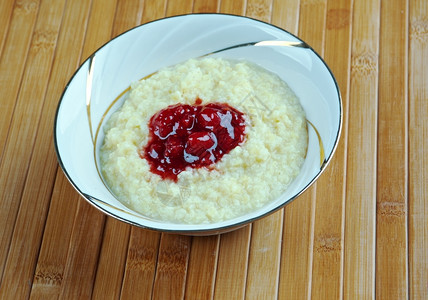 牛奶果子粥加草莓酱快关门了稀饭美食谷物高清图片素材