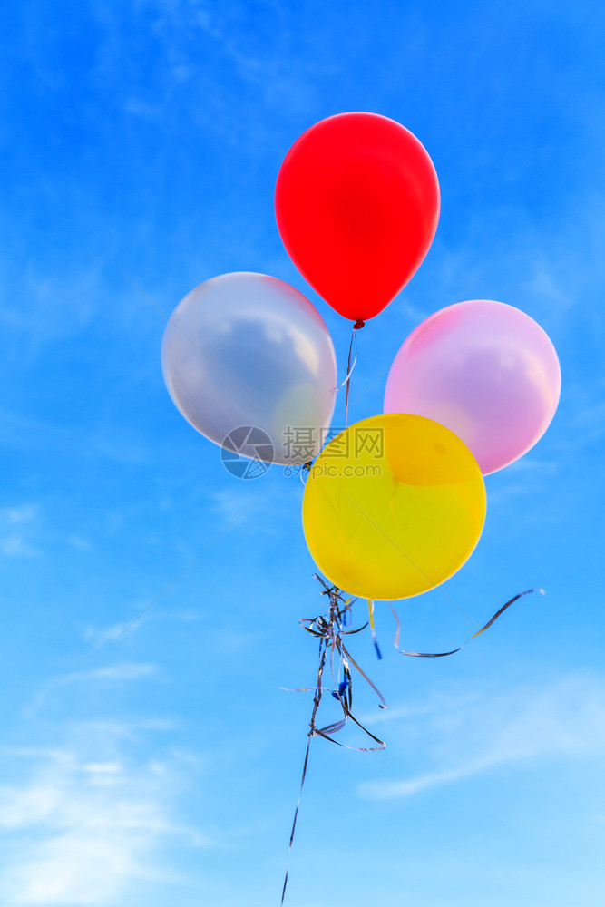 悬浮蓝色天空背景上的多彩气球云快乐的图片