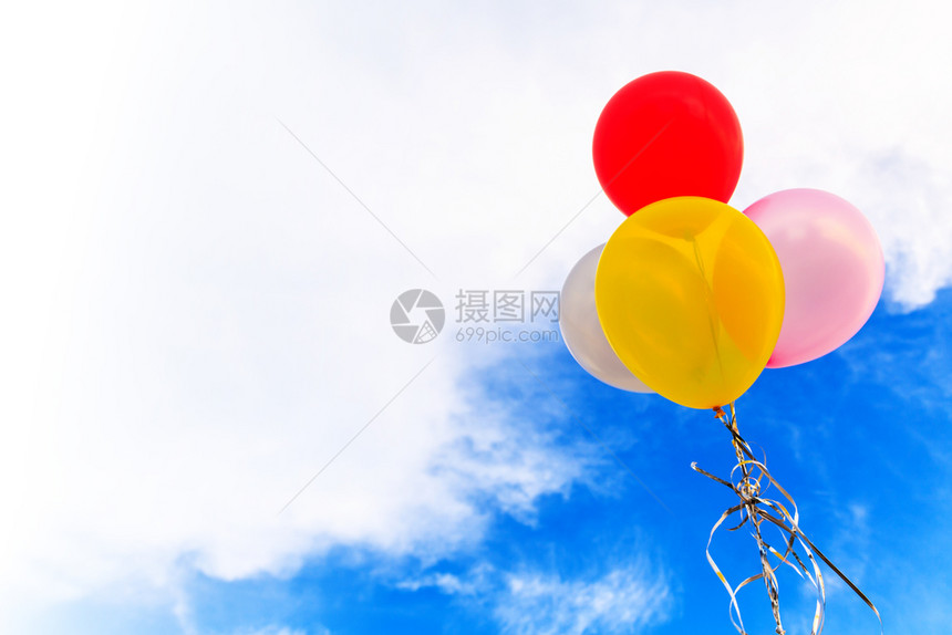 蓝色天空背景上的多彩气球颜色惊喜飞行图片